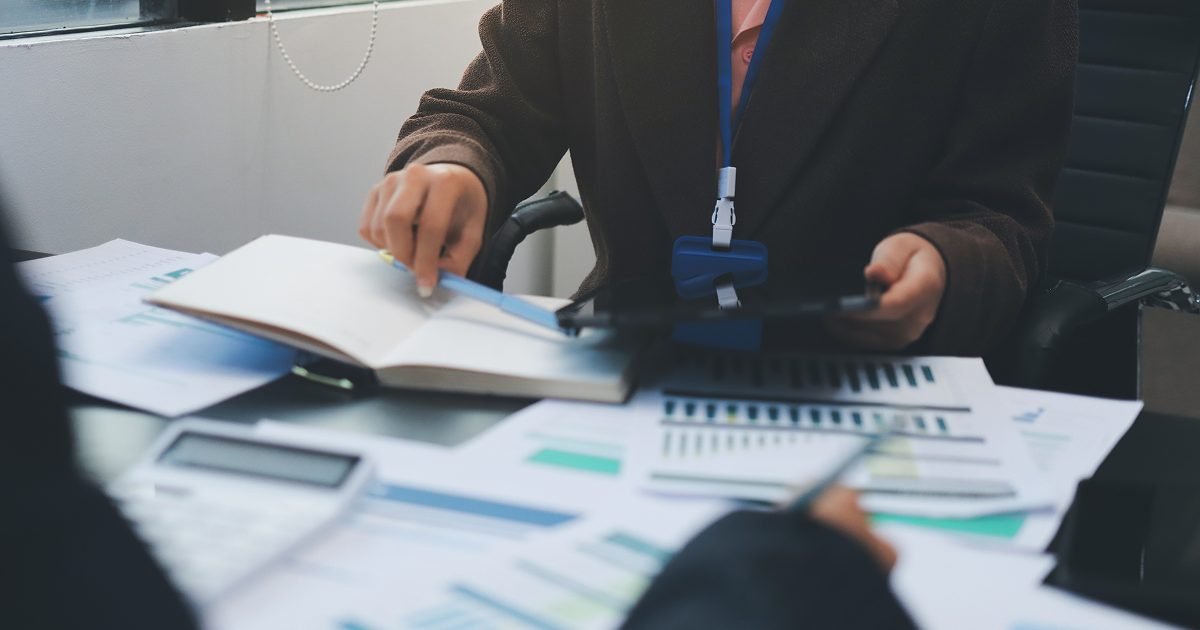 資料を見比べて分析をするイメージ