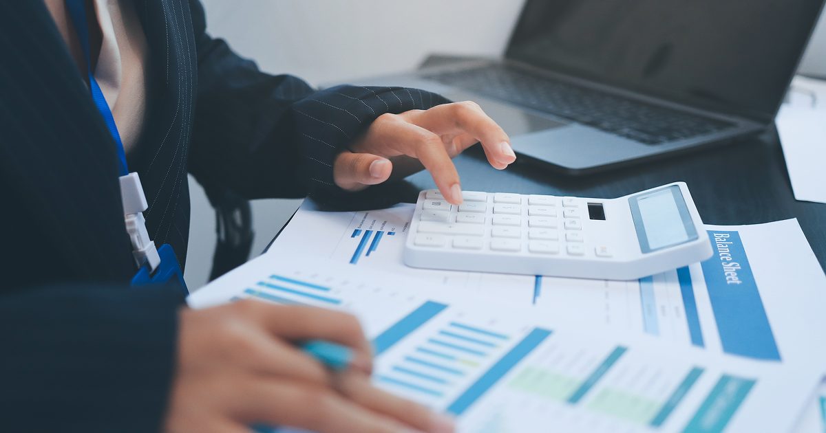 電卓を使って計算する様子