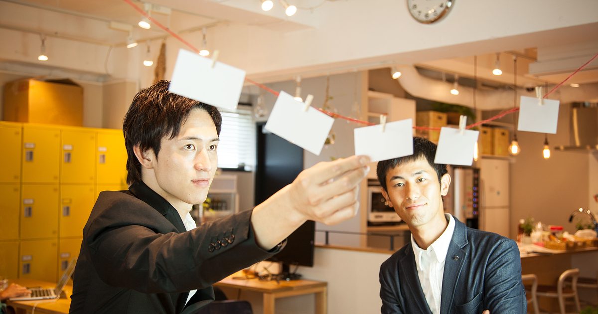 アイデアを出し合う二人の男性