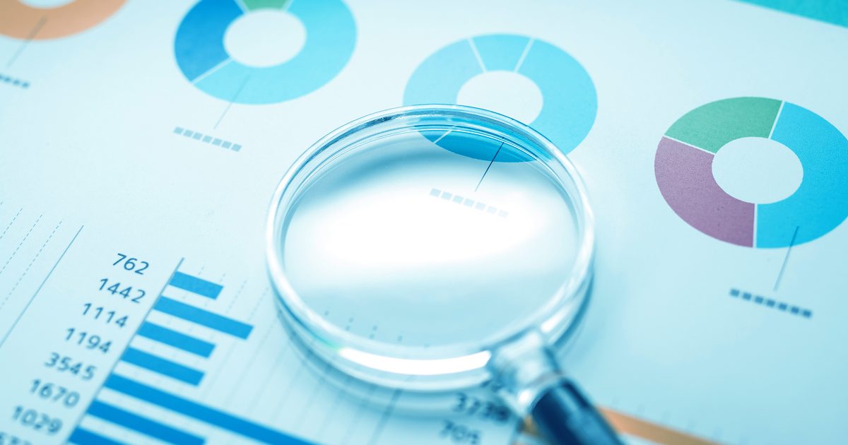 資料と虫眼鏡の画像