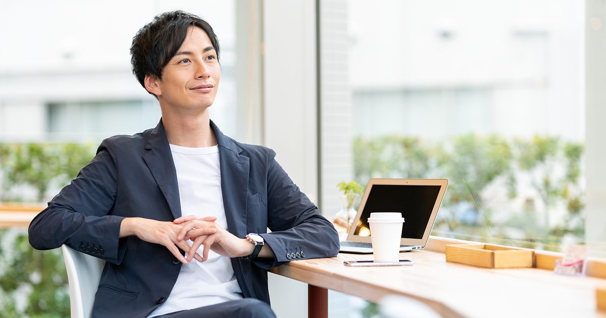 カフェでリラックスする男性