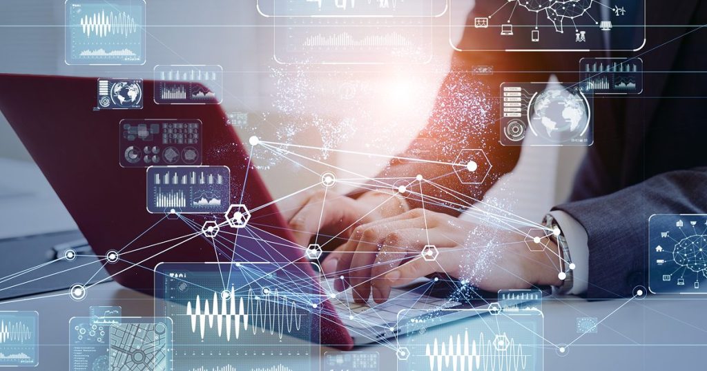 パソコンでデータ分析をするイメージ