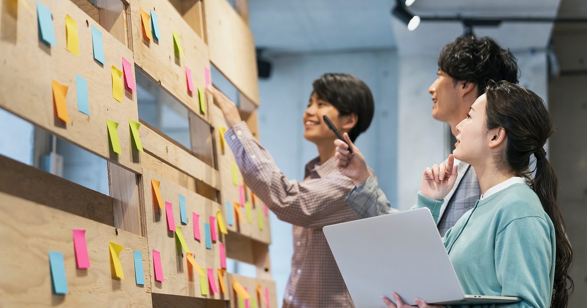 壁にポストイットを貼る様子
