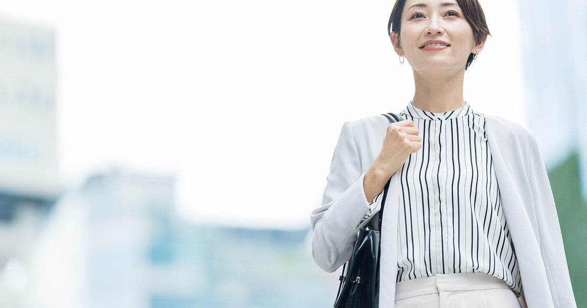 オフィス街を歩くショートカットの女性