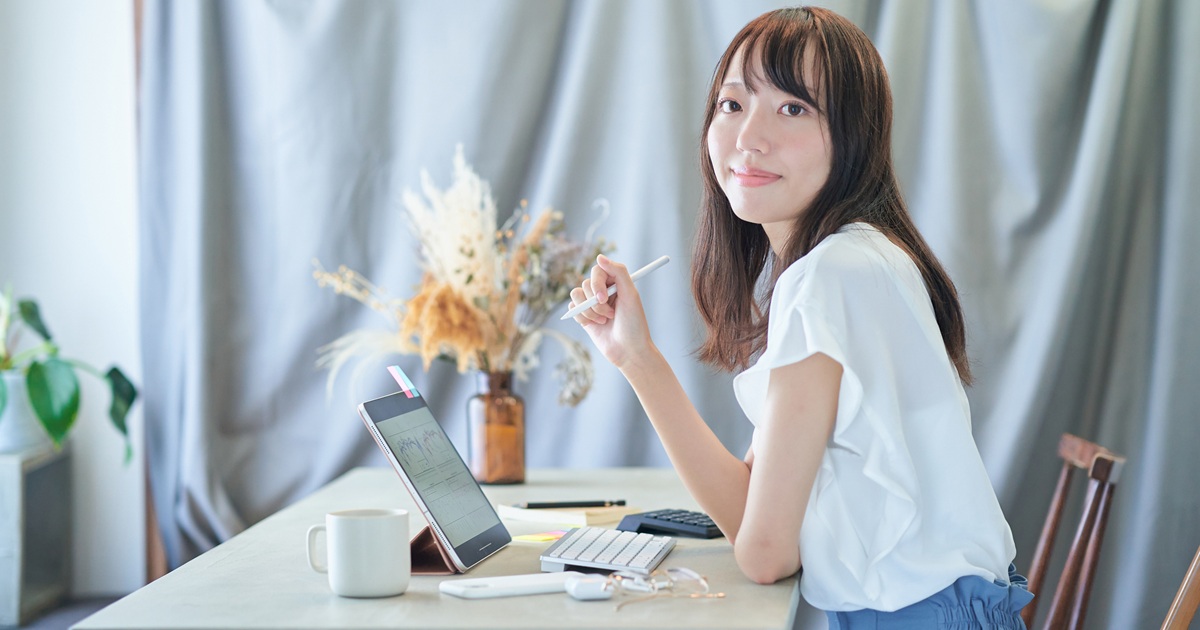 ノートパソコンを操作する若い女性
