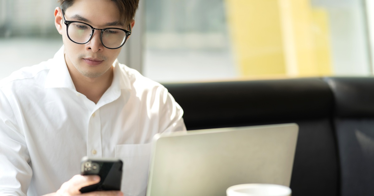 スマートフォンを真剣な表情で操作する男性