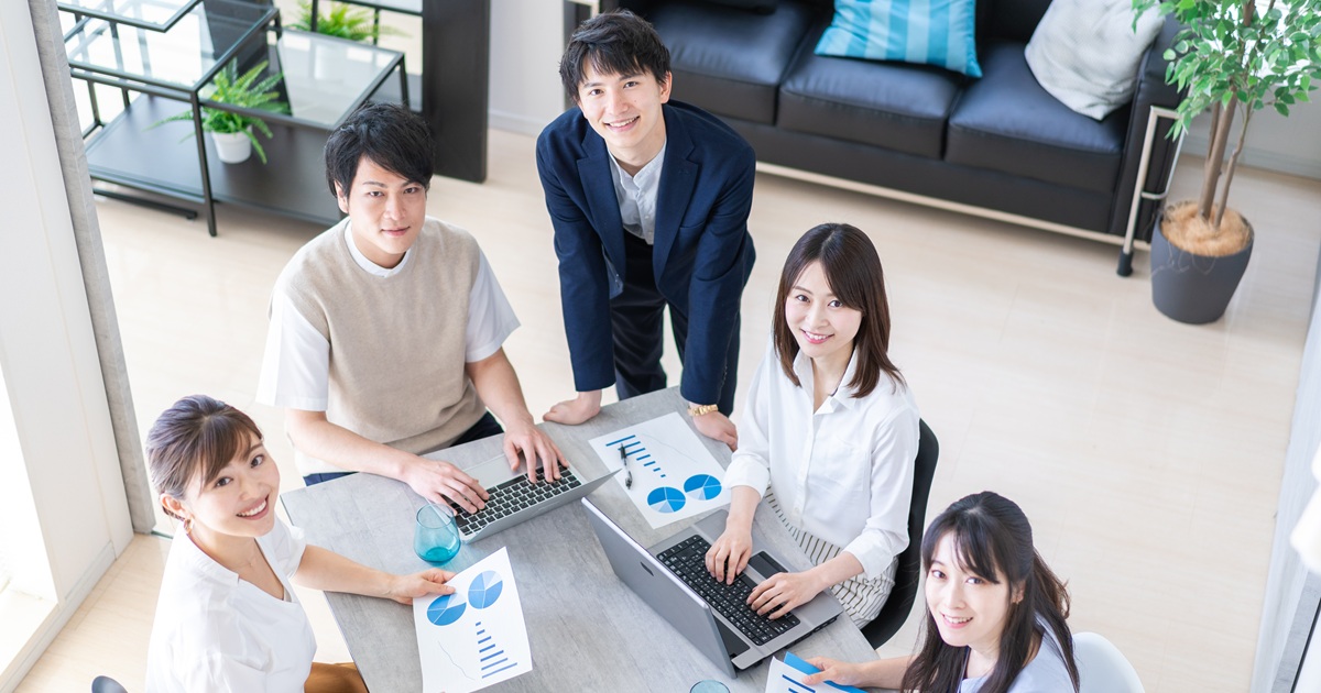 会社で仕事をする人々