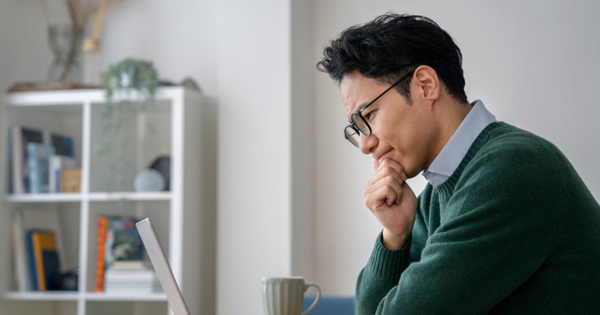 顎に手を当てて考える男性