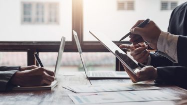9割近くの企業がサステナ対応業務を負担と回答、属人化を解消し効率化を見据えた体制づくりがより重要に／エスプールブルードットグリーン調べ